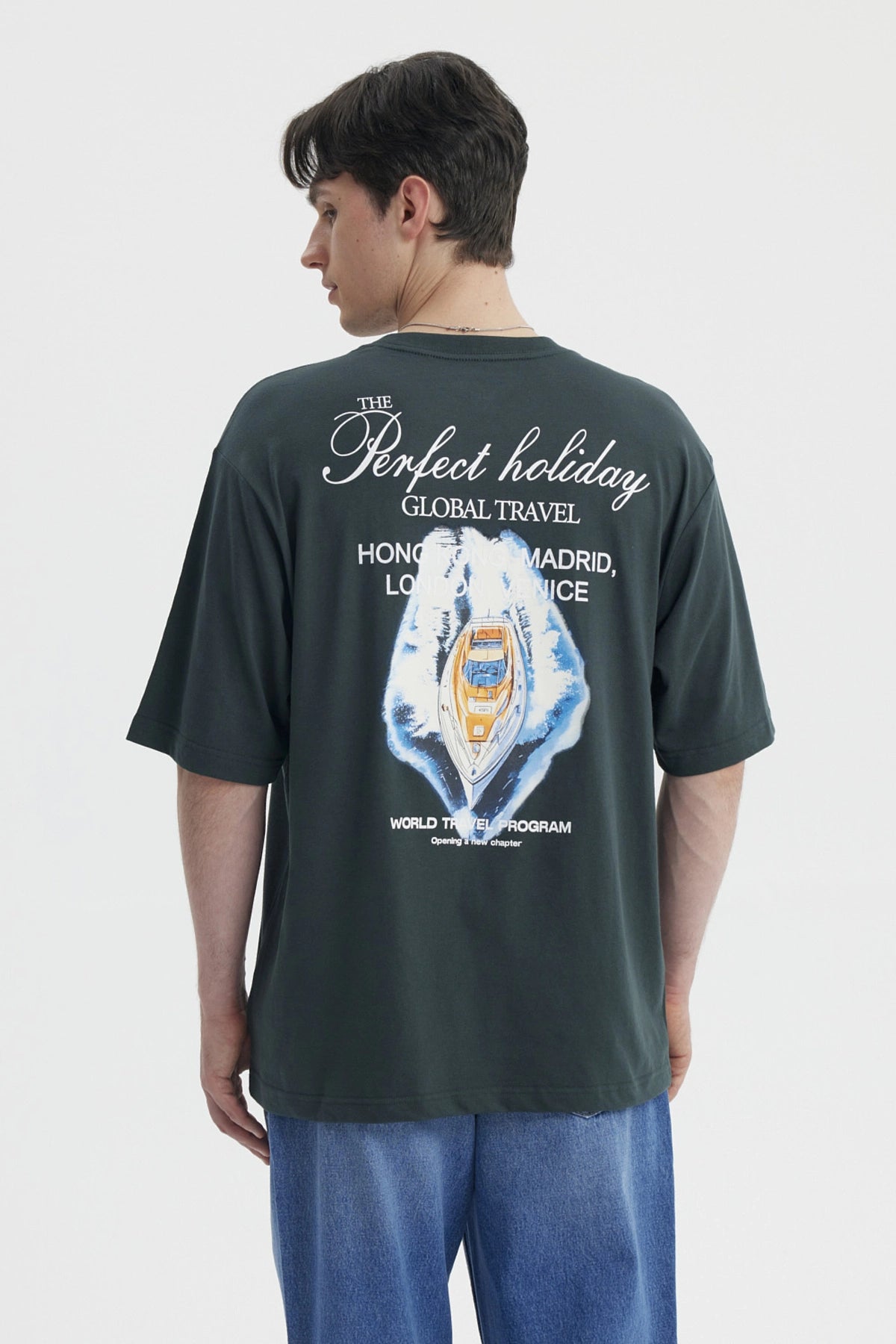 Polera hombre slim verde con estampa pequeña en el pecho que dice Perfect holiday Global travel en blanco casual y cómoda