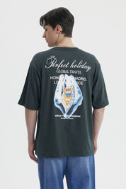 Polera hombre slim verde con estampa pequeña en el pecho que dice Perfect holiday Global travel en blanco casual y cómoda