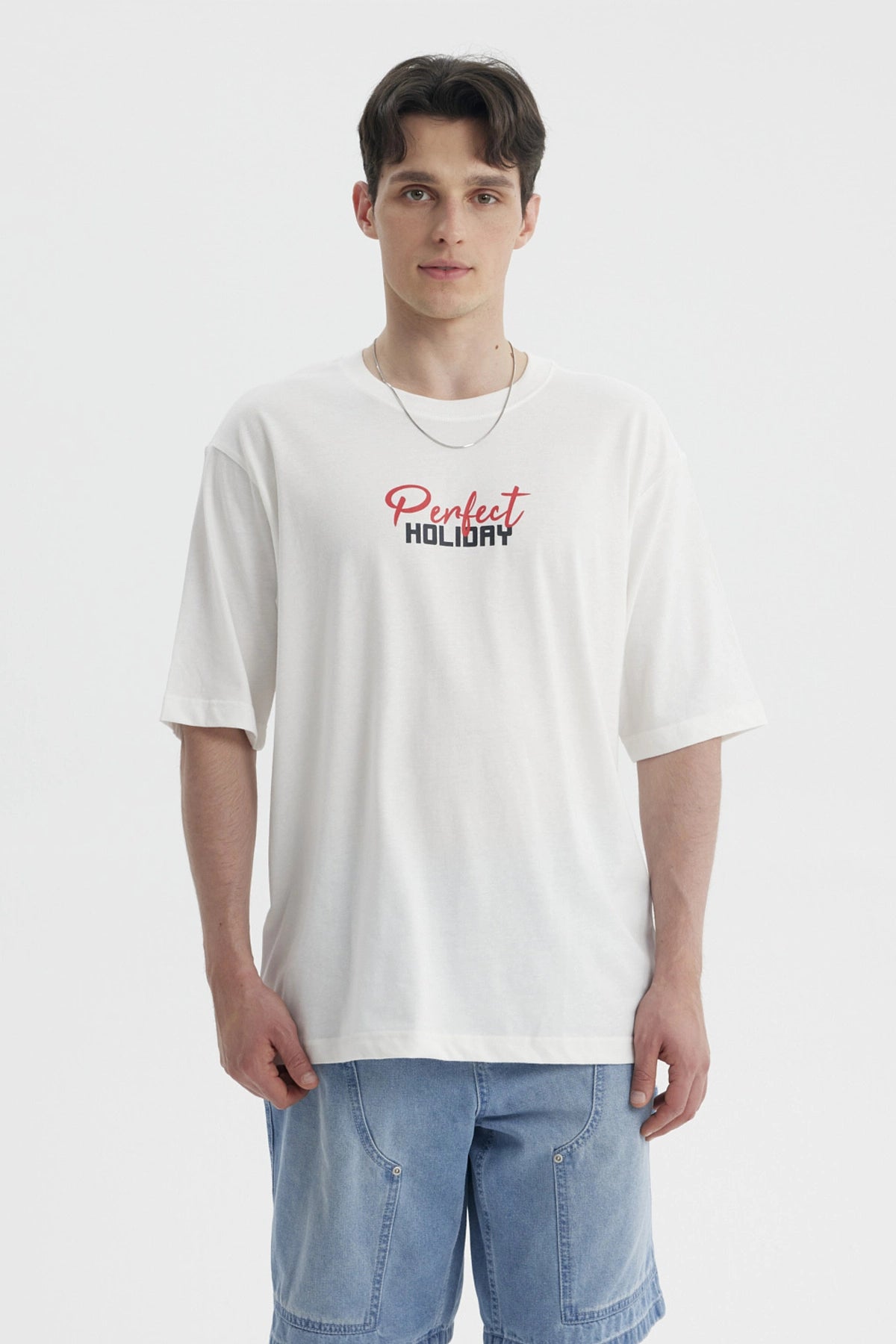 Polera hombre slim crema con texto Perfect Holiday en el pecho estilo casual y relajado para días de verano