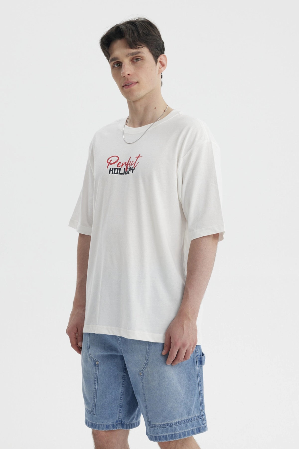Polera hombre slim crema con texto Perfect Holiday en el pecho estilo casual y relajado para días de verano