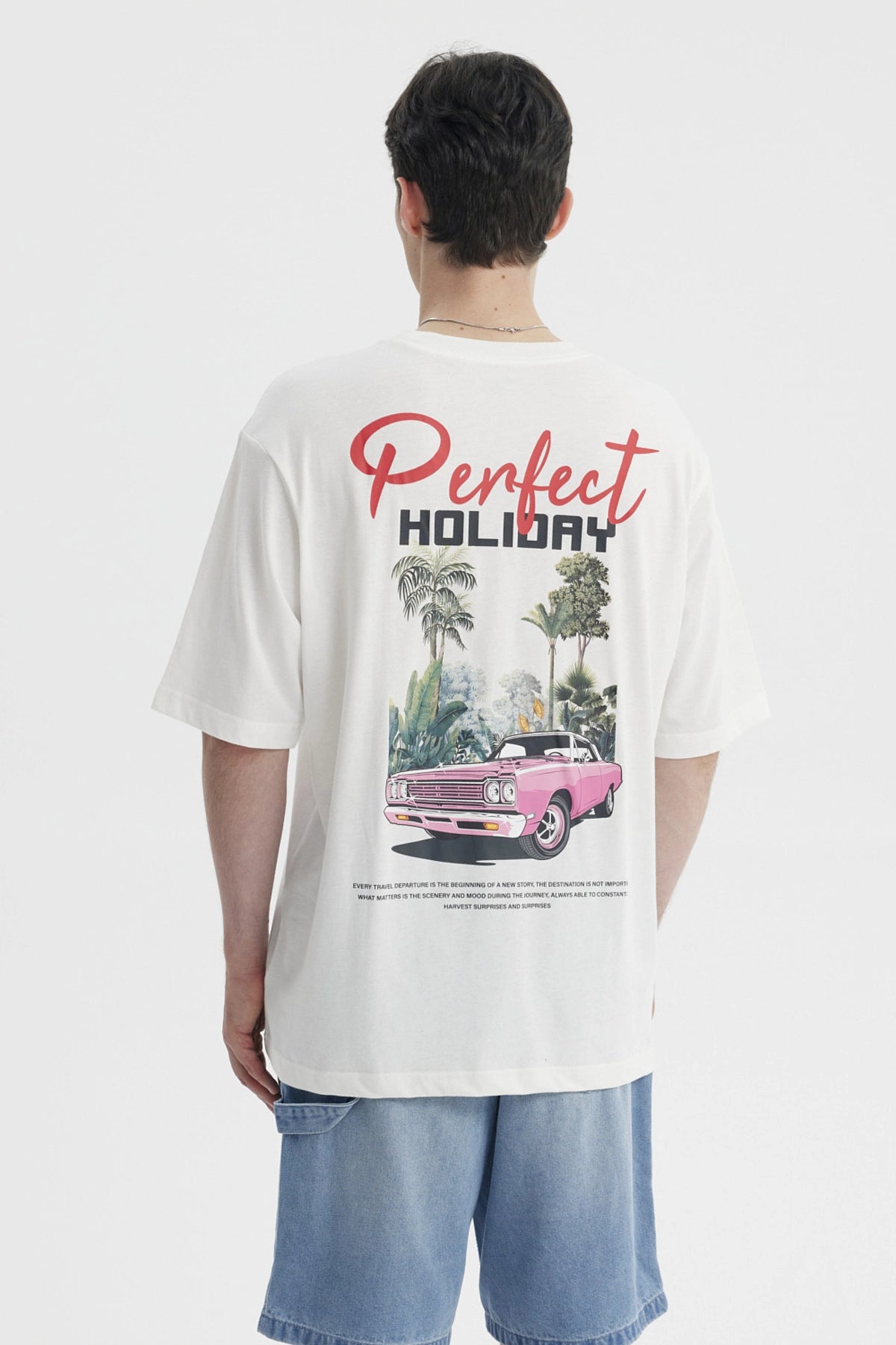 Polera hombre slim crema con texto Perfect Holiday en el pecho estilo casual y relajado para días de verano