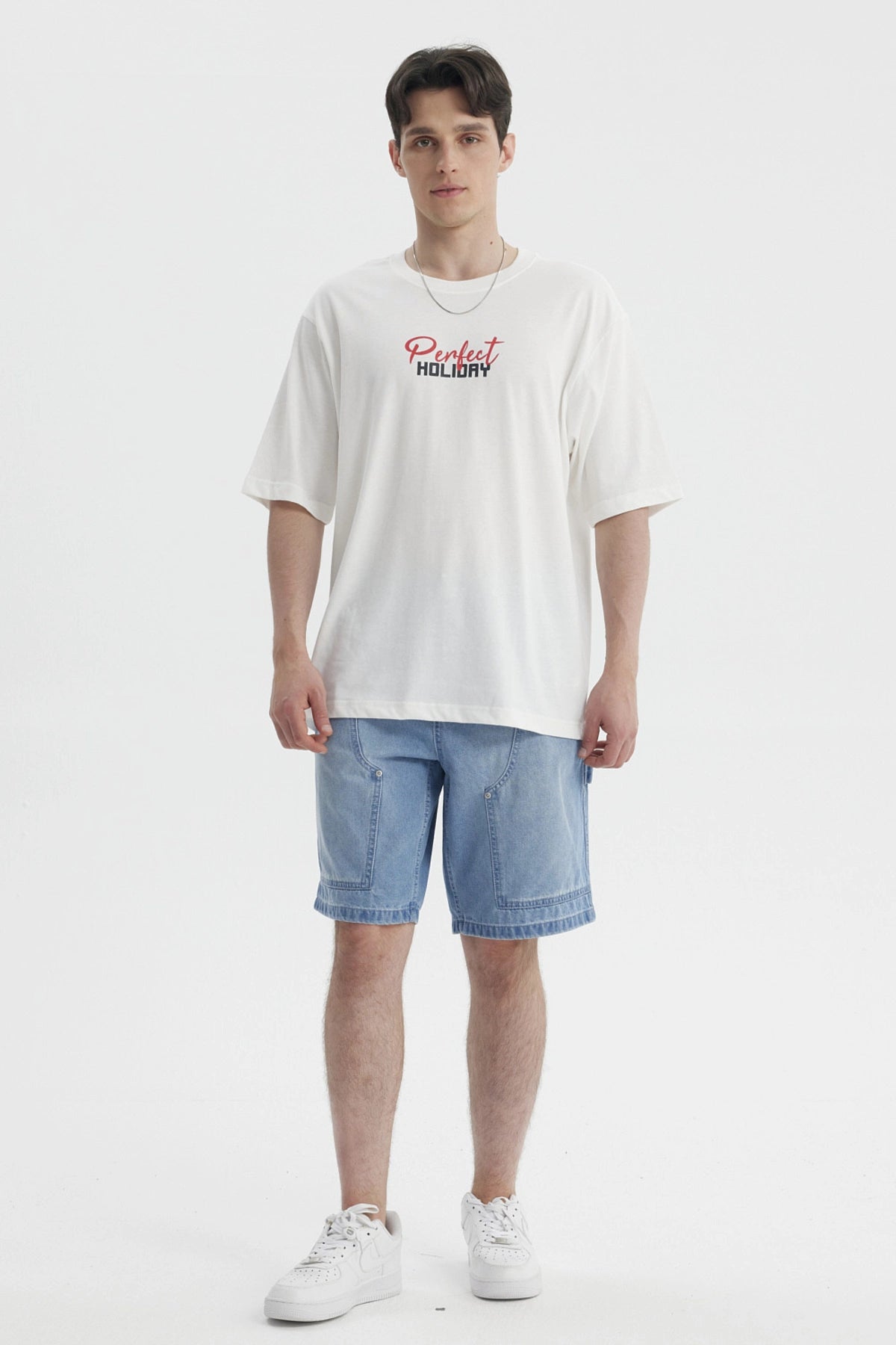 Polera hombre slim crema con texto Perfect Holiday en el pecho estilo casual y relajado para días de verano