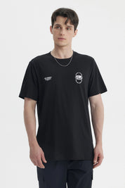 Polera oversize negra con texto blanco en el pecho estilo urbano casual