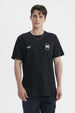 Polera oversize negra con texto blanco en el pecho estilo urbano casual