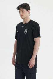 Polera oversize negra con texto blanco en el pecho estilo urbano casual