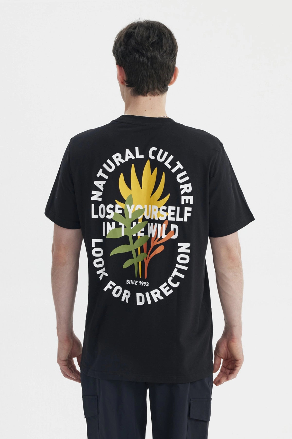 Polera oversize negra con texto blanco en el pecho estilo urbano casual