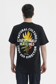 Polera oversize negra con texto blanco en el pecho estilo urbano casual