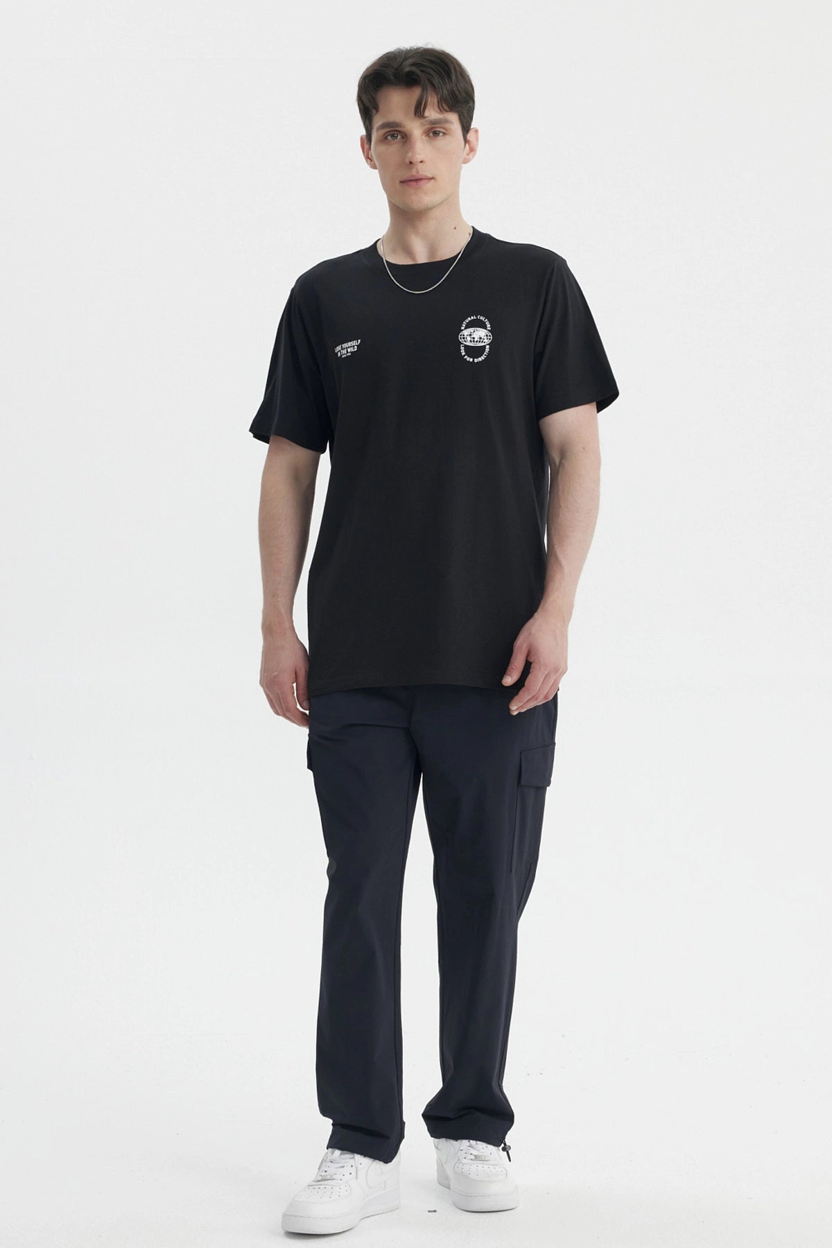 Polera oversize negra con texto blanco en el pecho estilo urbano casual