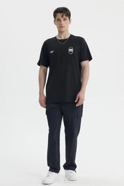 Polera oversize negra con texto blanco en el pecho estilo urbano casual