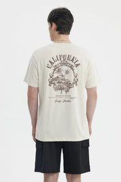 Polera oversize beige para hombre con estampado gráfico pequeño en el pecho a la izquierda