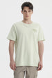 Polera oversize verde claro hombre con texto Serenity Bay en el pecho diseño minimalista y estilo casual relajado