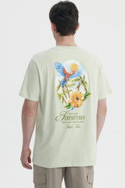 Polera oversize verde claro hombre con texto Serenity Bay en el pecho diseño minimalista y estilo casual relajado