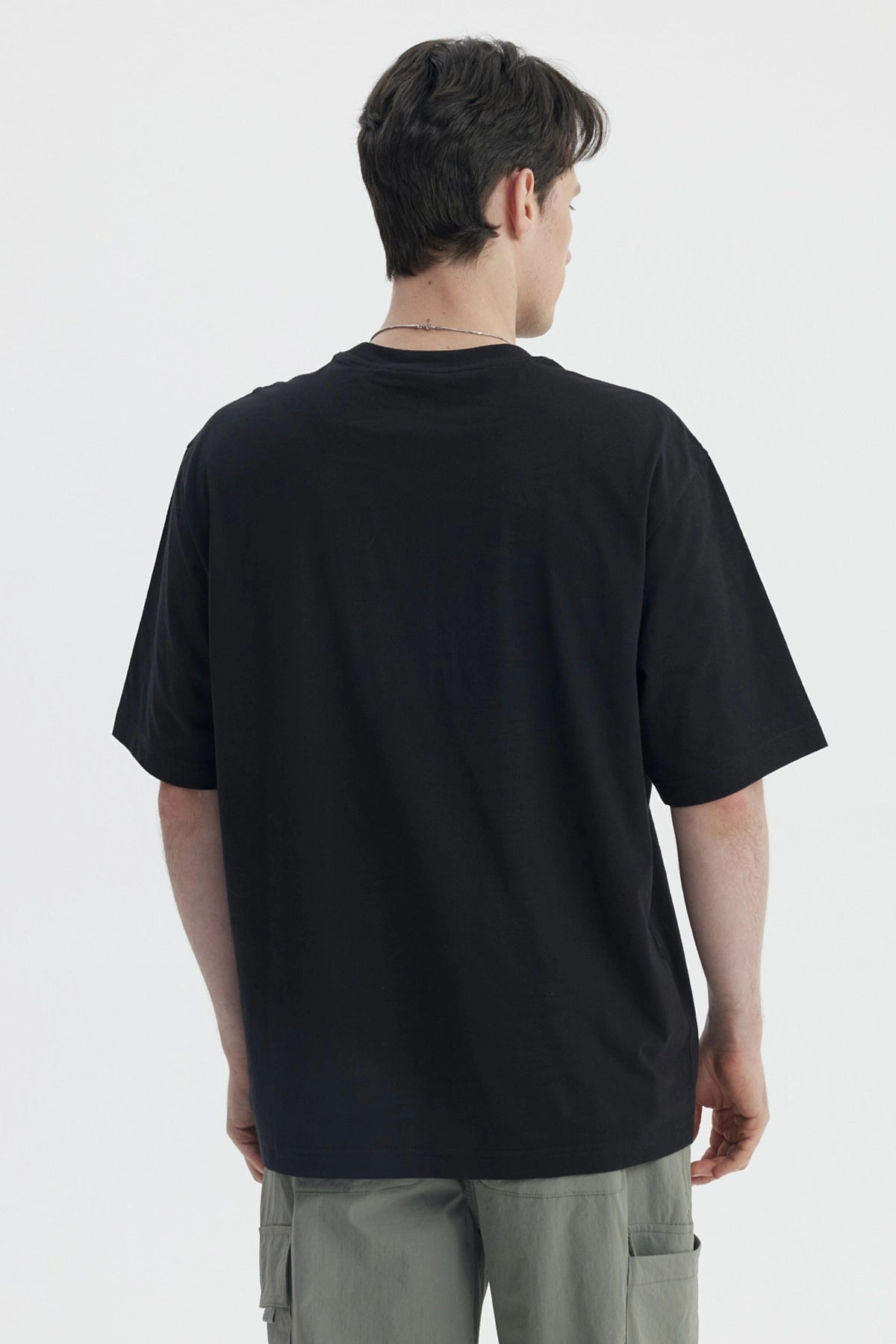 Polera negra de hombre con corte slim y estampa New York Est 91 en el pecho estilo urbano y letras grandes