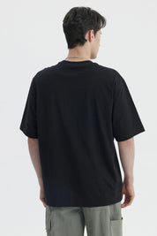 Polera negra de hombre con corte slim y estampa New York Est 91 en el pecho estilo urbano y letras grandes