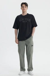 Polera negra de hombre con corte slim y estampa New York Est 91 en el pecho estilo urbano y letras grandes