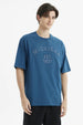 Polera hombre slim azul con estampado grande en el pecho que dice Michigan Est 1837 estilo casual y moderno