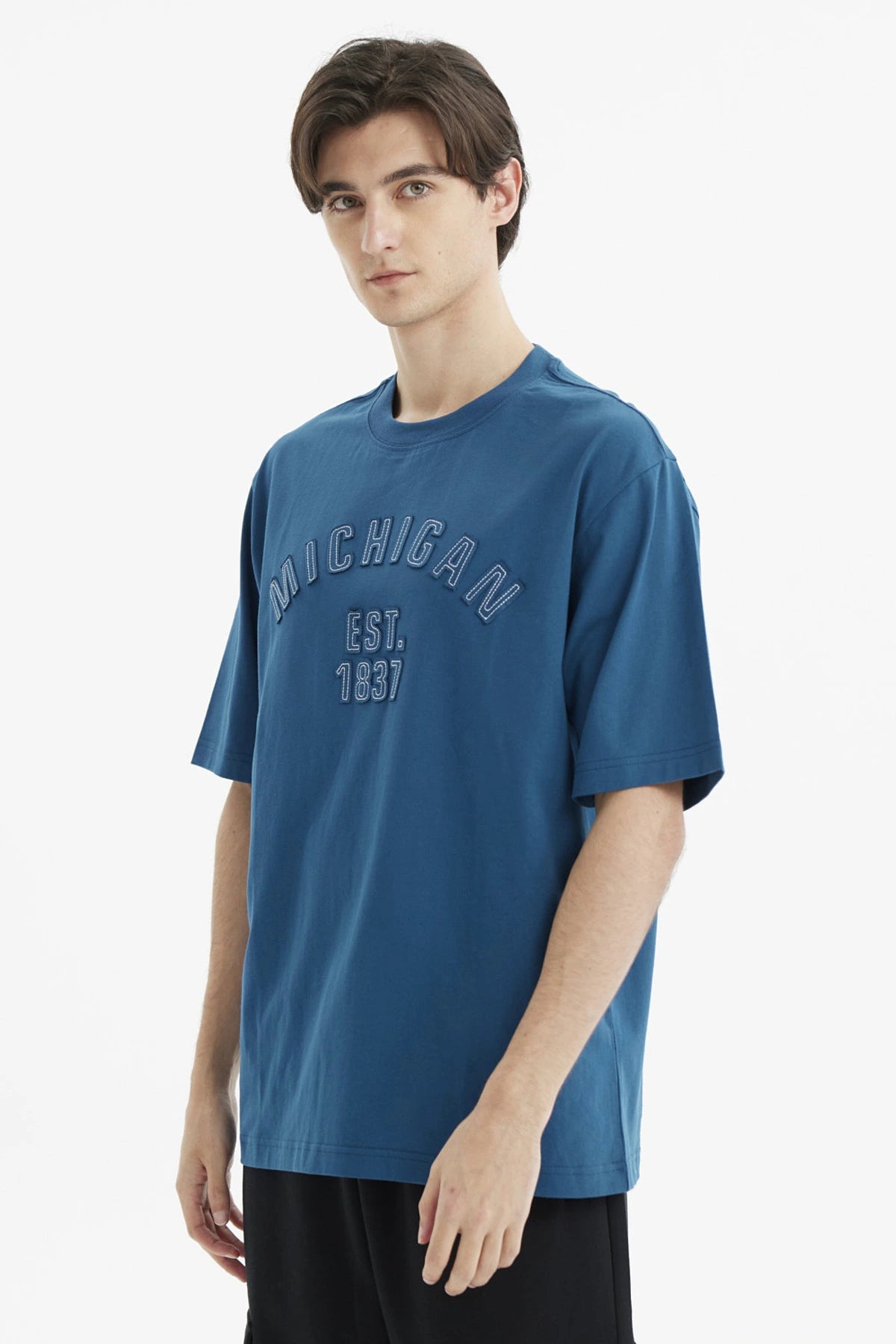 Polera hombre slim azul con estampado grande en el pecho que dice Michigan Est 1837 estilo casual y moderno