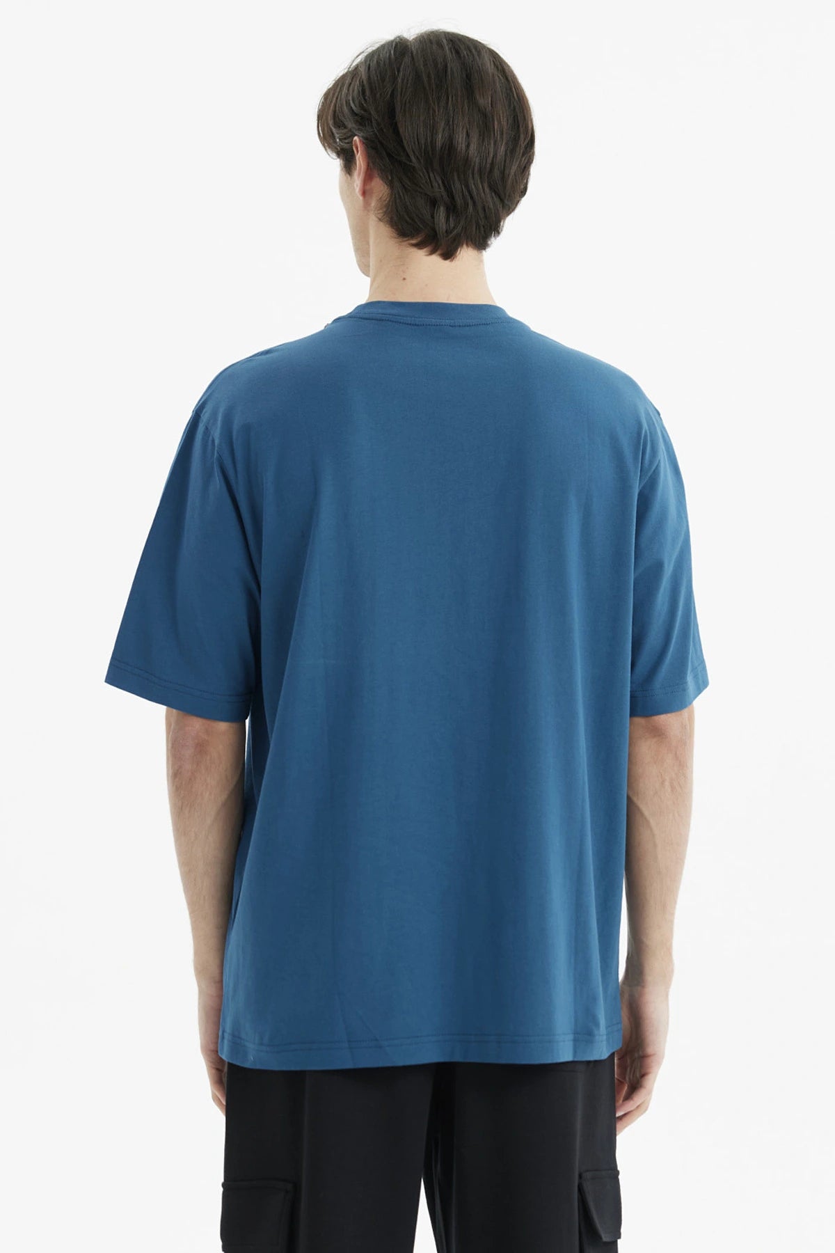 Polera hombre slim azul con estampado grande en el pecho que dice Michigan Est 1837 estilo casual y moderno