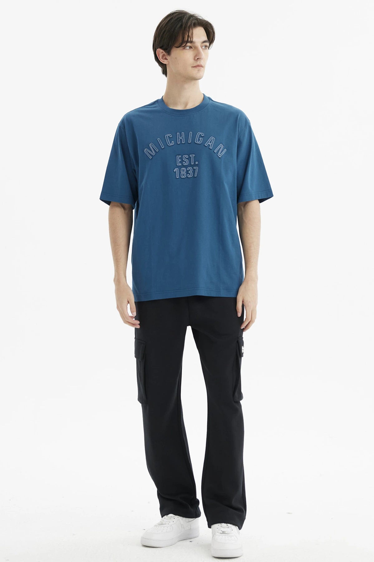 Polera hombre slim azul con estampado grande en el pecho que dice Michigan Est 1837 estilo casual y moderno
