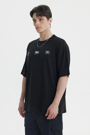 Polera oversize negra con estampas pequeñas en el pecho estilo casual urbano sin estampa trasera visible