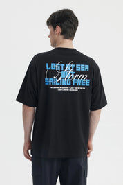 Polera oversize negra con estampas pequeñas en el pecho estilo casual urbano sin estampa trasera visible