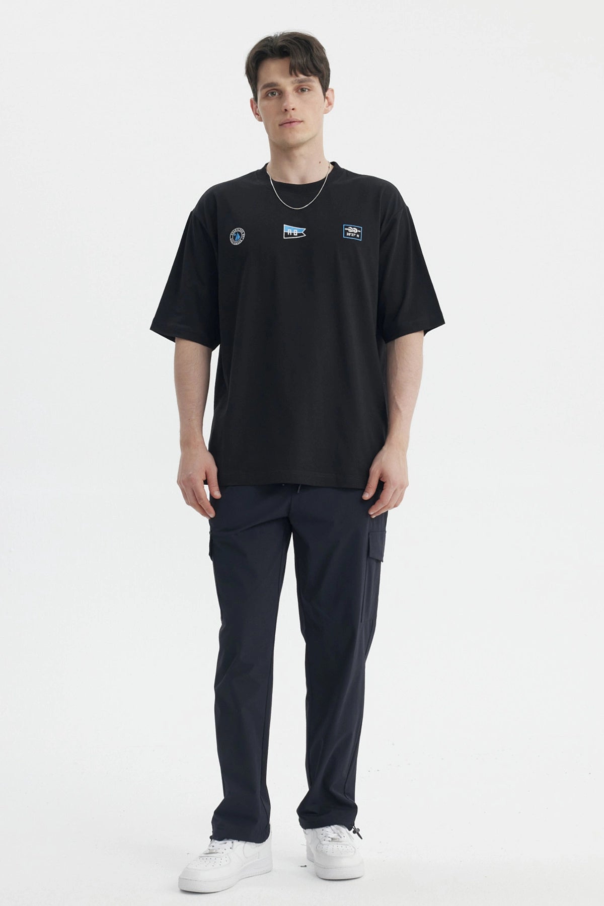 Polera oversize negra con estampas pequeñas en el pecho estilo casual urbano sin estampa trasera visible