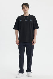 Polera oversize negra con estampas pequeñas en el pecho estilo casual urbano sin estampa trasera visible