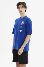 Polera oversize azul para hombre con estampas de flores y texto Street Vibes en el pecho estilo gráfico moderno