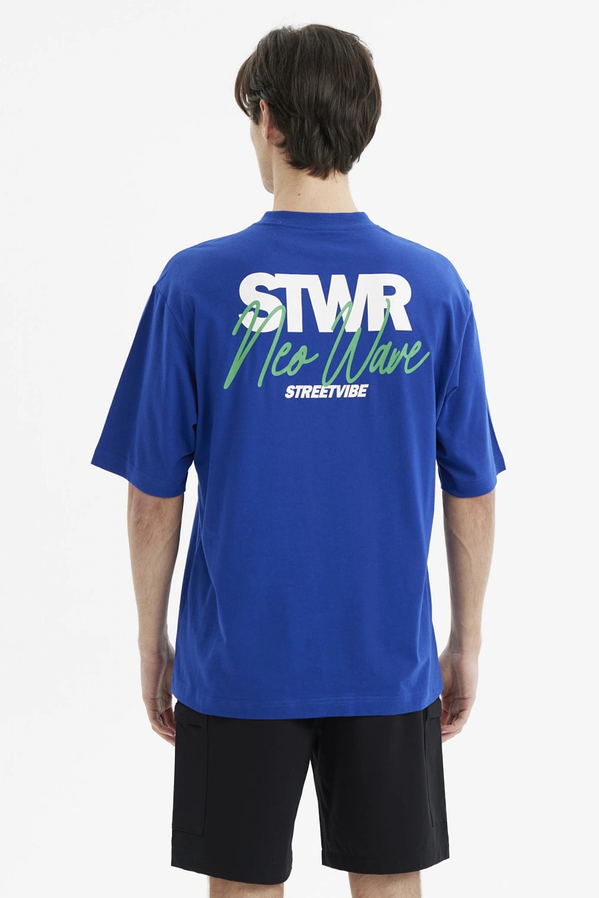 Polera oversize azul para hombre con estampas de flores y texto Street Vibes en el pecho estilo gráfico moderno