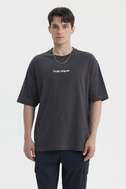 Polera oversize marengo para hombre con texto Pacific Whispers en el pecho estilo casual moderno