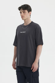 Polera oversize marengo para hombre con texto Pacific Whispers en el pecho estilo casual moderno