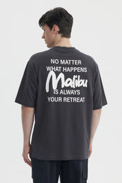 Polera oversize marengo para hombre con texto Pacific Whispers en el pecho estilo casual moderno
