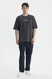 Polera oversize marengo para hombre con texto Pacific Whispers en el pecho estilo casual moderno