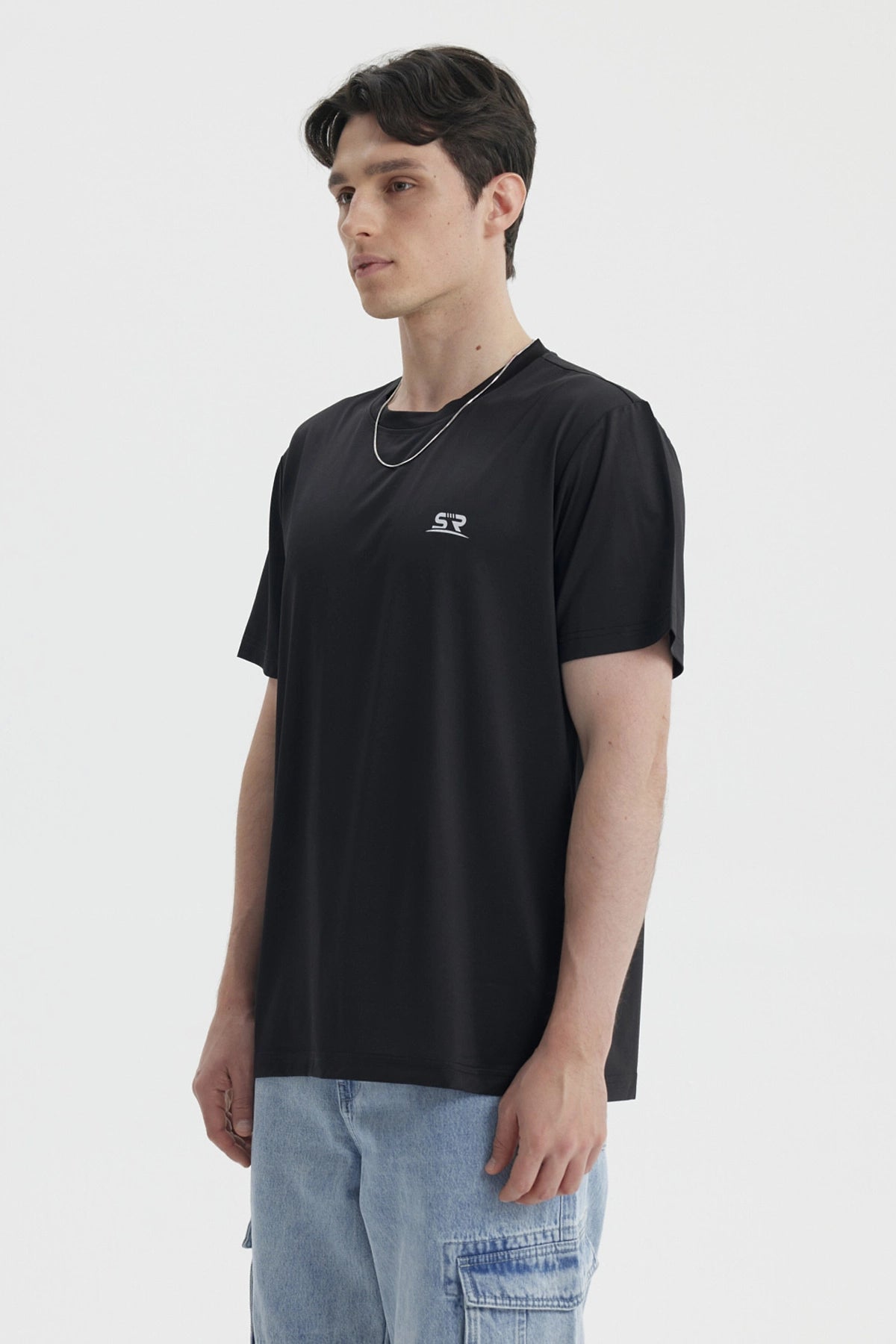 Polera negra para hombre estilo slim con pequeño logo blanco en el pecho izquierdo
