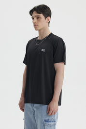 Polera negra para hombre estilo slim con pequeño logo blanco en el pecho izquierdo