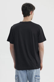 Polera negra para hombre estilo slim con pequeño logo blanco en el pecho izquierdo