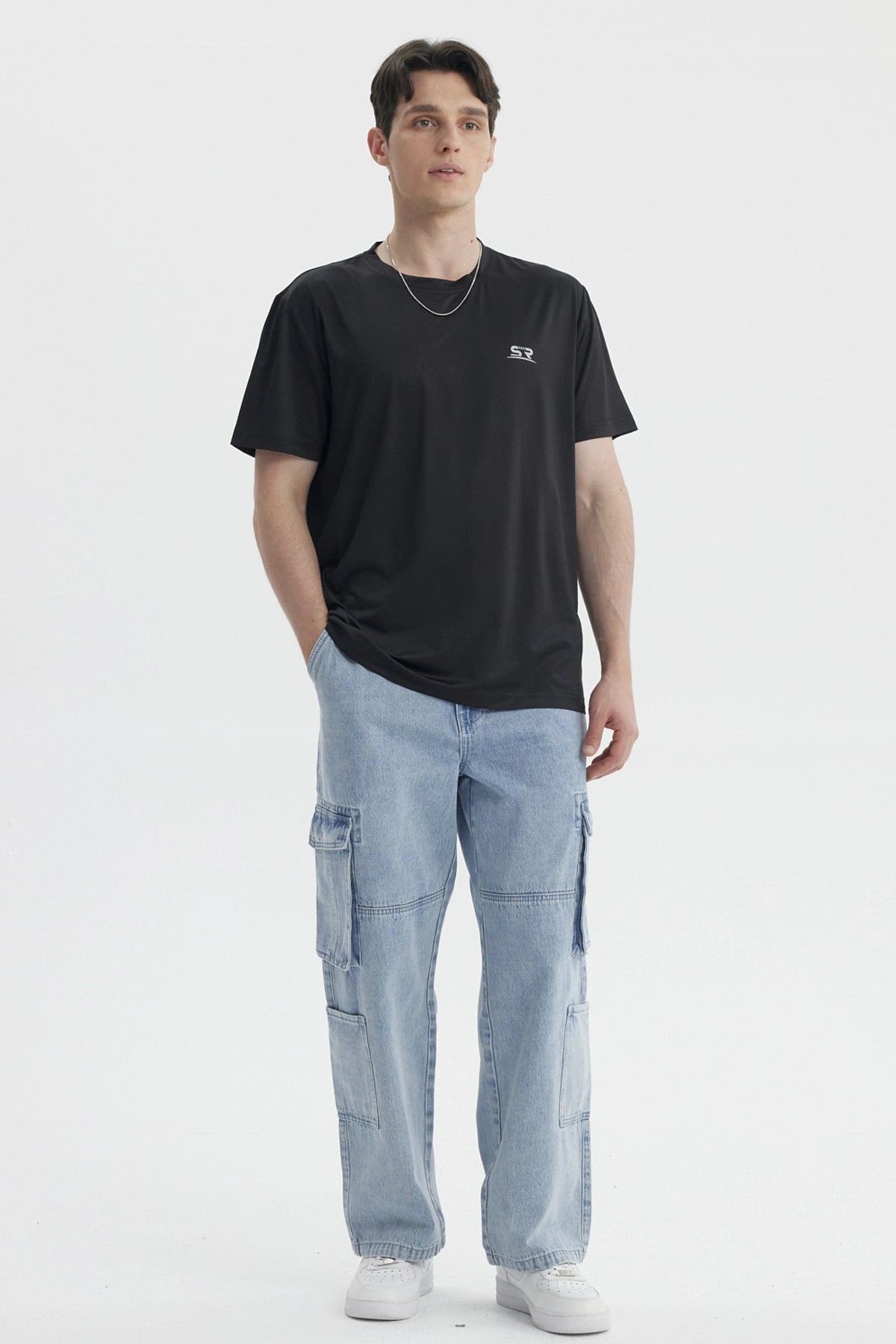 Polera negra para hombre estilo slim con pequeño logo blanco en el pecho izquierdo