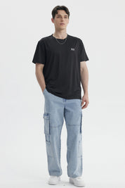 Polera negra para hombre estilo slim con pequeño logo blanco en el pecho izquierdo