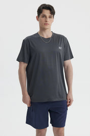Polera slim gris oscuro para hombre con logotipo pequeño en el pecho estilo casual y diseño liso ideal para el día a día