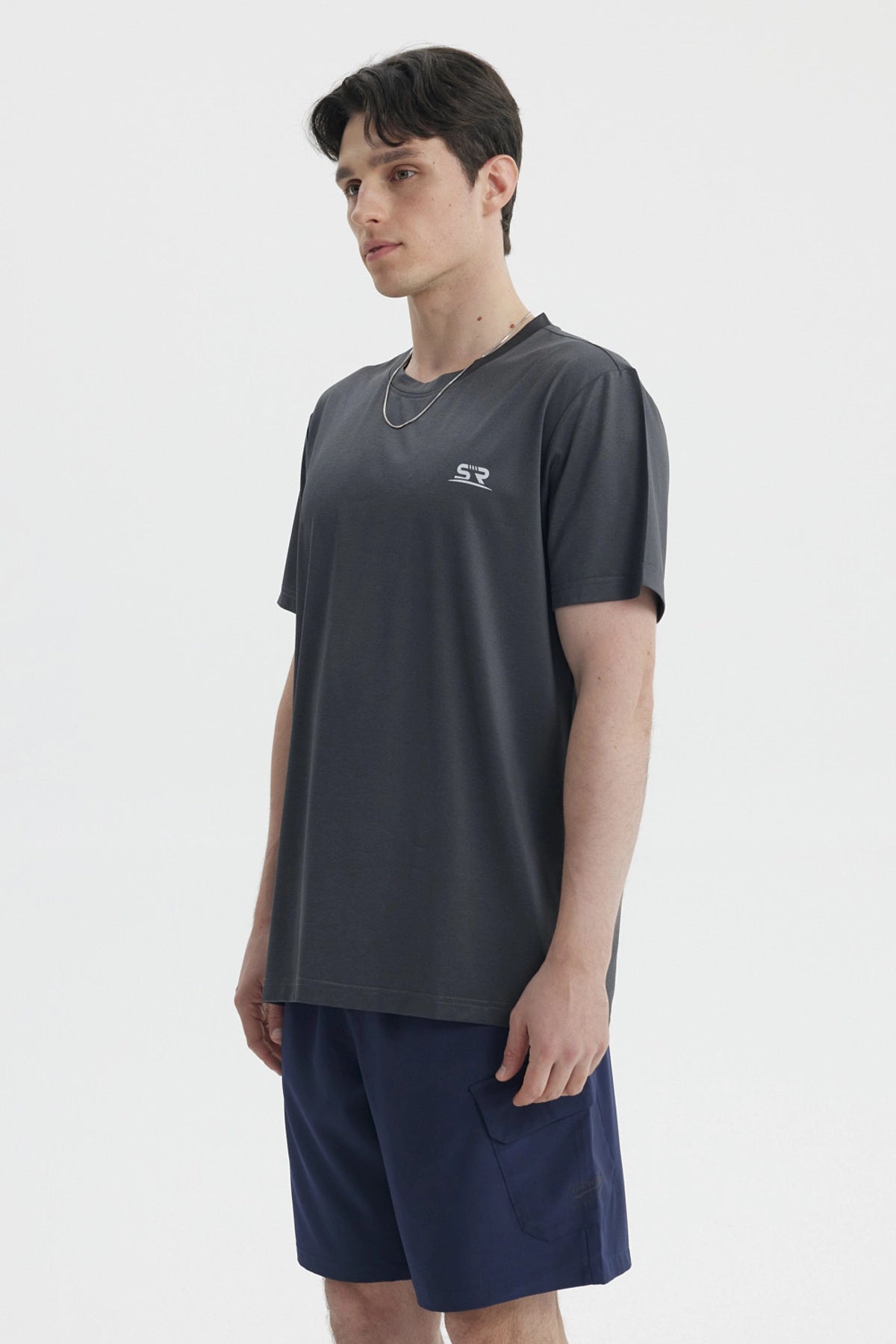 Polera slim gris oscuro para hombre con logotipo pequeño en el pecho estilo casual y diseño liso ideal para el día a día