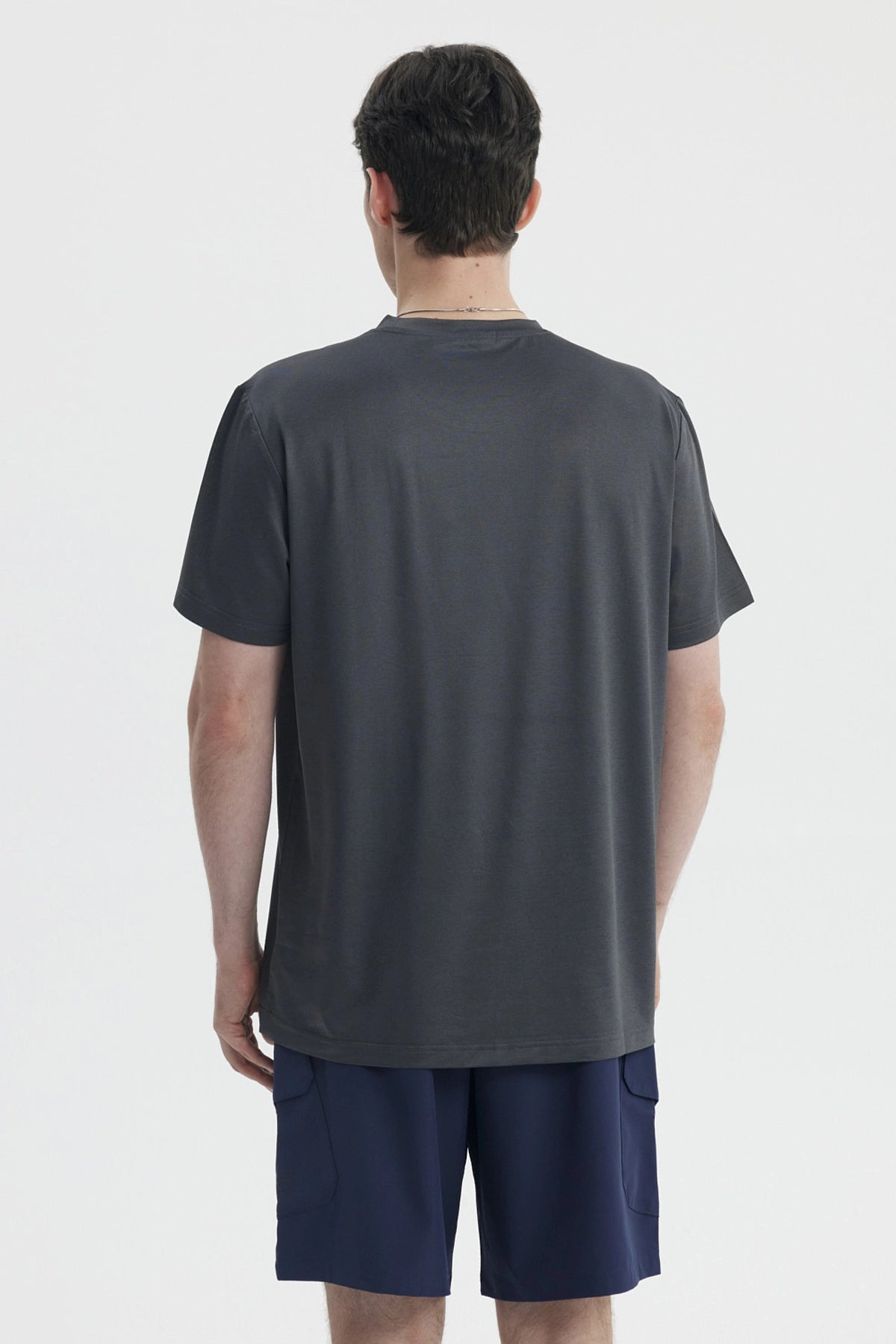 Polera slim gris oscuro para hombre con logotipo pequeño en el pecho estilo casual y diseño liso ideal para el día a día