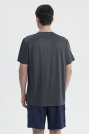 Polera slim gris oscuro para hombre con logotipo pequeño en el pecho estilo casual y diseño liso ideal para el día a día