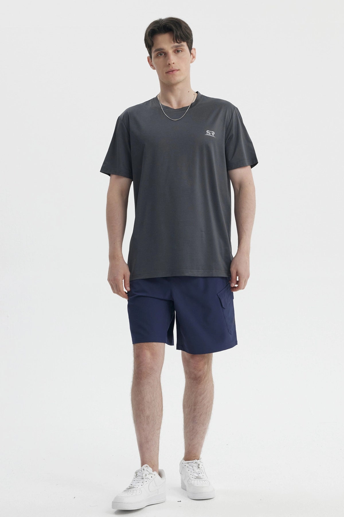 Polera slim gris oscuro para hombre con logotipo pequeño en el pecho estilo casual y diseño liso ideal para el día a día