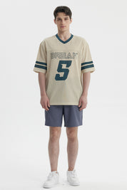 Polera oversize beige de hombre con cuello en V y mangas cortas lleva estampado Break y número 5 en el frente