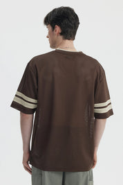Polera oversize chocolate de hombre con texto Dare to break the rules y n
_x001B__x001B_mero 48 en el frente estilo deportivo