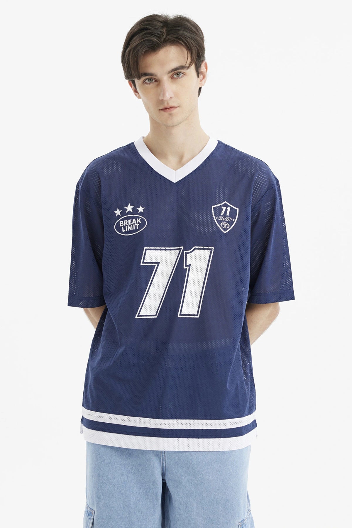 Polera oversize azul de hombre con cuello en V blanco y estampa grande del n_x0000_famero 71 en el frente estilo deportivo