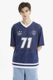 Polera oversize azul de hombre con cuello en V blanco y estampa grande del n_x0000_famero 71 en el frente estilo deportivo