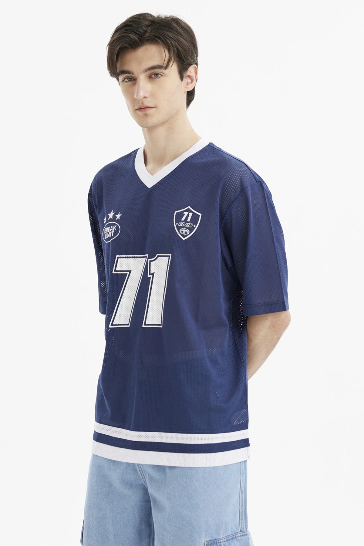 Polera oversize azul de hombre con cuello en V blanco y estampa grande del n_x0000_famero 71 en el frente estilo deportivo