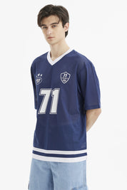 Polera oversize azul de hombre con cuello en V blanco y estampa grande del n_x0000_famero 71 en el frente estilo deportivo