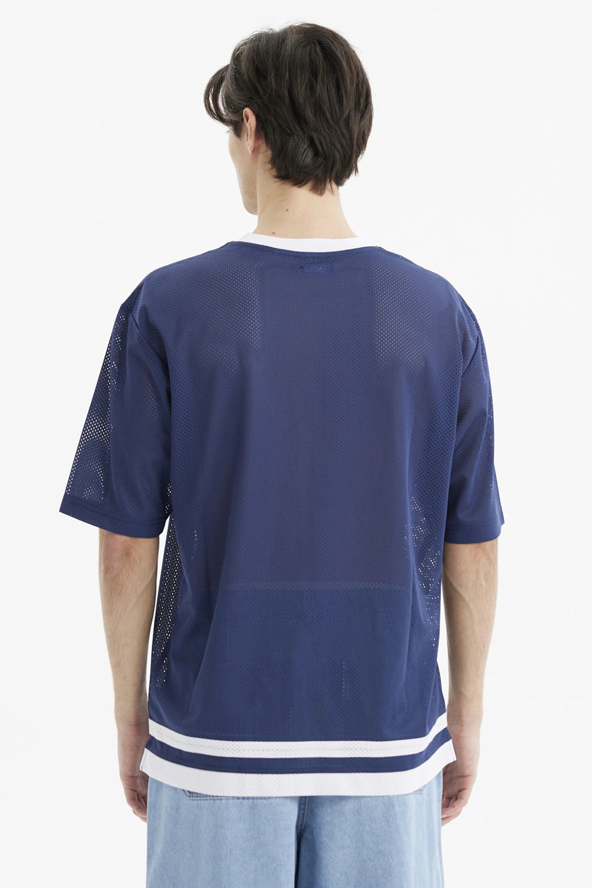 Polera oversize azul de hombre con cuello en V blanco y estampa grande del n_x0000_famero 71 en el frente estilo deportivo